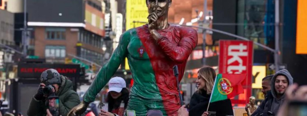 En statue på 3,7 meter ble reist på Times Square