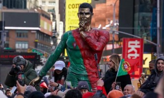 En statue på 3,7 meter ble reist på Times Square