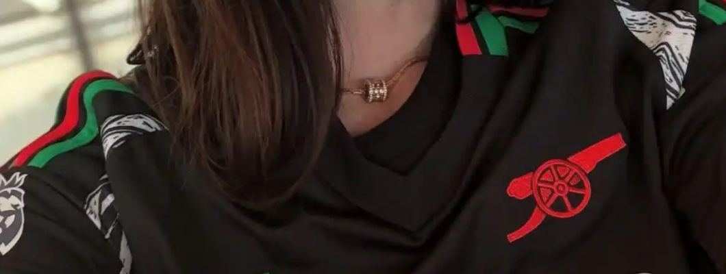 Anne Hathaway har på seg Arsenal-fotballdrakt for å hylle Saka