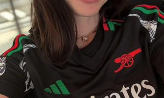Anne Hathaway har på seg Arsenal-fotballdrakt for å hylle Saka