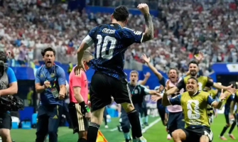 Argentina går videre til finalen etter en dramatisk 2–1-seier over England