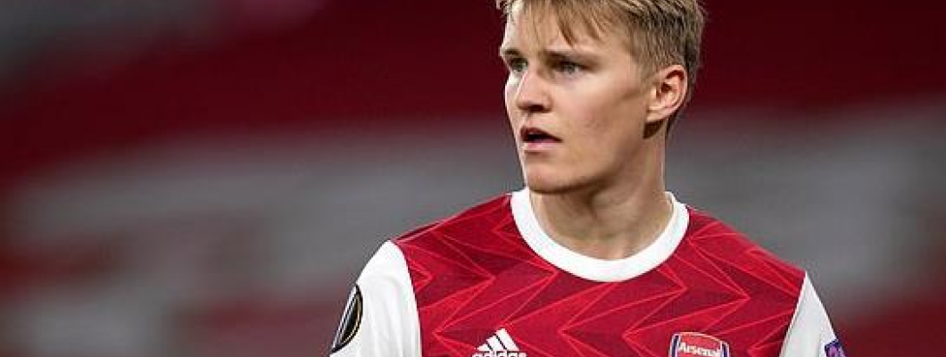 Arsenal slo Aston Villa 4-2 for å returnere til toppen av Premier League