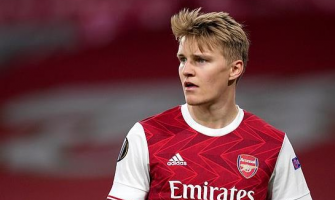 Arsenal slo Aston Villa 4-2 for å returnere til toppen av Premier League