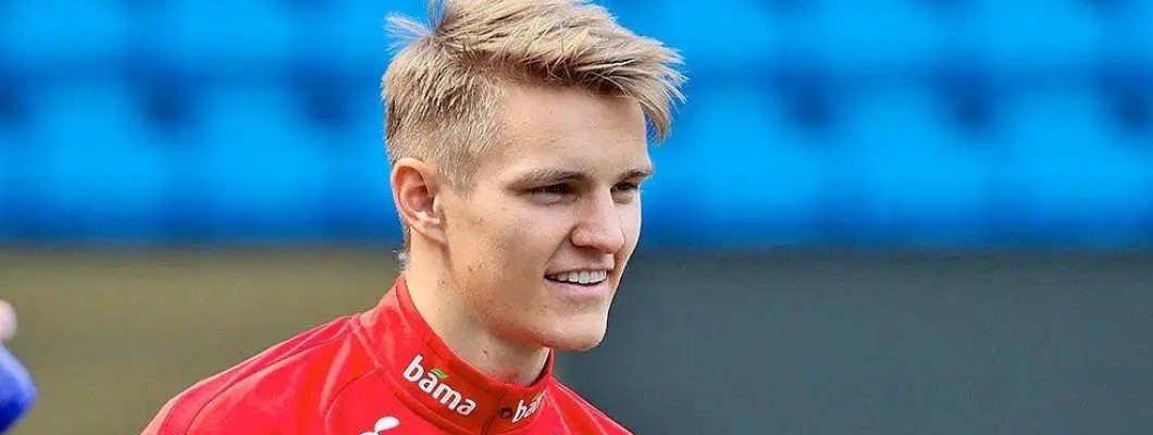 Martin Ødegaard mottar fotball Kniksens Hederspris-pris