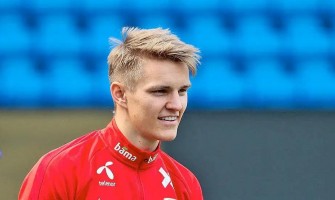 Martin Ødegaard mottar fotball Kniksens Hederspris-pris