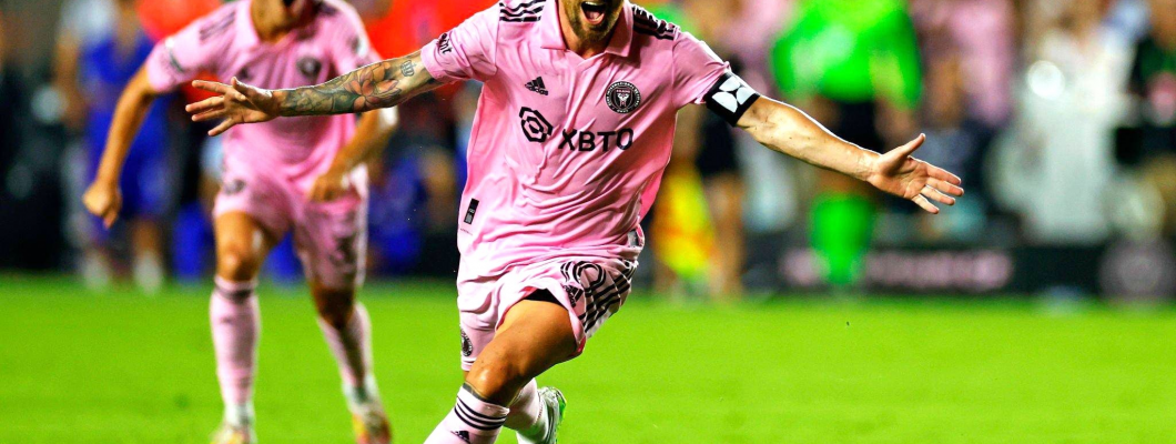 Messi slår Cruz Azul Fútbol Club med et frispark