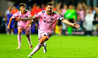 Messi slår Cruz Azul Fútbol Club med et frispark