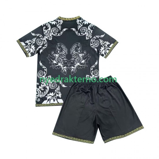 Real Madrid Fotballdrakt Versace Black Edition Barn Hjemmedraktsett 2024-2025 Kortermet